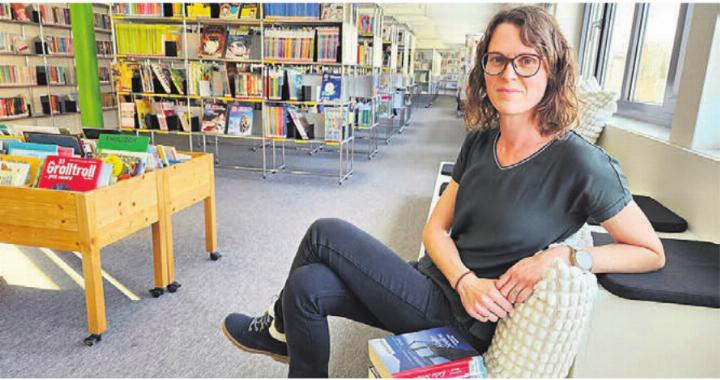 Maria Schär liebt es, physische Bücher zu lesen. Bild: zg