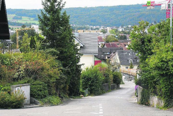 Die Hochwachtstrasse ist auch wegen ihrer Steilheit und Enge bekannt. Dies wird die Bauarbeiten sicher nicht vereinfachen. Bilder: Daniel Marti