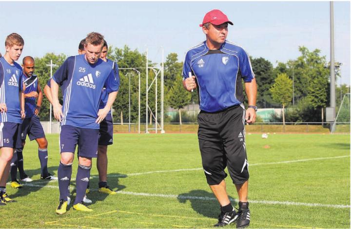 So sah das Ganze vor 16 Jahren im Training des FC Wohlen aus. Lothar Mayer (rechts) gibt als Konditionstrainer den Ton an. Die Spieler (von links: Nico Stadelmann, der heutige FCW-Trainer Piu, Alain Schultz) hören zu und setzen um. Bilder: Archiv / zg