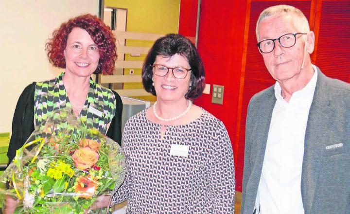 Regina Grüninger (Mitte), die stellvertretende Geschäftsführerin und Leiterin der Verwaltung, geht bald in den Ruhestand. Sie wurde von Geschäftsleiterin Andrea Beetschen und von Vereinspräsident Urs Meier gewürdigt. Bild: Stefan Treier