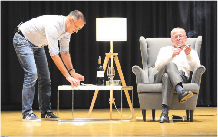 Der künftige Vizeammann Laurenz Meier (links) bereitet den abtretenden Gemeindeammann Roland Polentarutti darauf vor, dass er bald mehr Zeit hat, um das Leben zu geniessen. Bilder: Chregi Hansen Der künftige Vizeammann Laurenz Meier (links) bereitet den abtretenden Gemeindeammann Roland Polentarutti darauf vor, dass er bald mehr Zeit hat, um das Leben zu geniessen. Bilder: Chregi Hansen