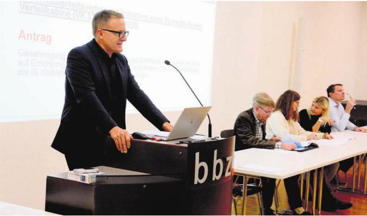 Der aktuelle Gemeinderat mit (von links) Arsène Perroud, Thomas Burkard, Ariane Gregor, Denise Strasser und Roland Vogt bekam einige Aufgaben aufgebrummt. Erledigen muss diese dann die neue Regierung. Bilder: Chregi Hansen / Archiv Der aktuelle Gemeinderat mit (von links) Arsène Perroud, Thomas Burkard, Ariane Gregor, Denise Strasser und Roland Vogt bekam einige Aufgaben aufgebrummt. Erledigen muss diese dann die neue Regierung. Bilder: Chregi Hansen / Archiv