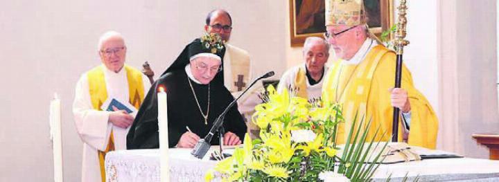 Die Äbtissin bei ihrer Unterschrift während des Gottesdienstes. Bild: zg