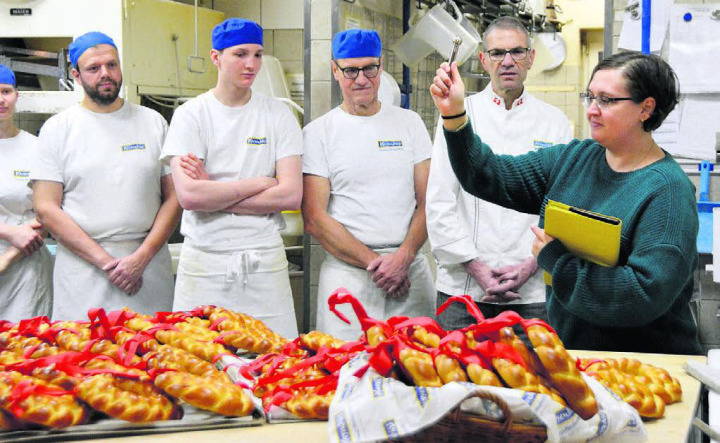 Pfarreiseelsorgerin Jessica Zemp segnet die Agatha-Brote  das Team um Buki Kreyenbühl (rechts) hält inne. Bilder: Annemarie Keusch