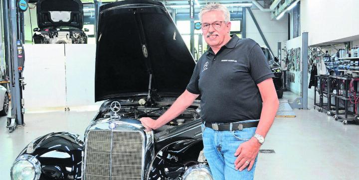 Loyal gegenüber seinem Arbeitgeber und der Automarke: Werner Weibel mag Mercedes und hat 50 Jahre solche repariert. Bild: Chregi Hansen