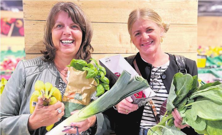 Sonja Killias (links) und Kati Gyr sind gespannt, welche Düfte die Nase und den Gaumen am kulinarischen Fest der Kulturen in Fischbach-Göslikon schmeicheln werden. Bild: Sabrina Salm