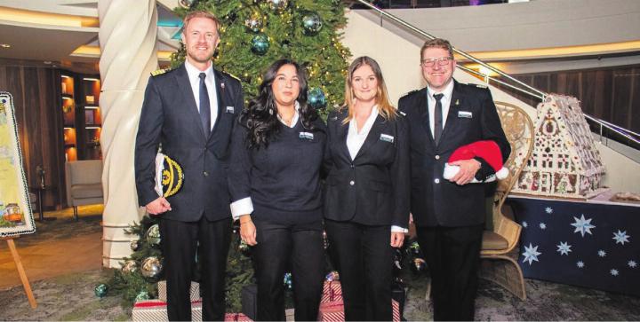 Inzwischen wurde Natalie Gregor (2. von rechts) befördert und geniesst gewisse Privilegien. Dass sie auch an Weihnachten arbeiten musste, stört sie nicht. Bild: zg