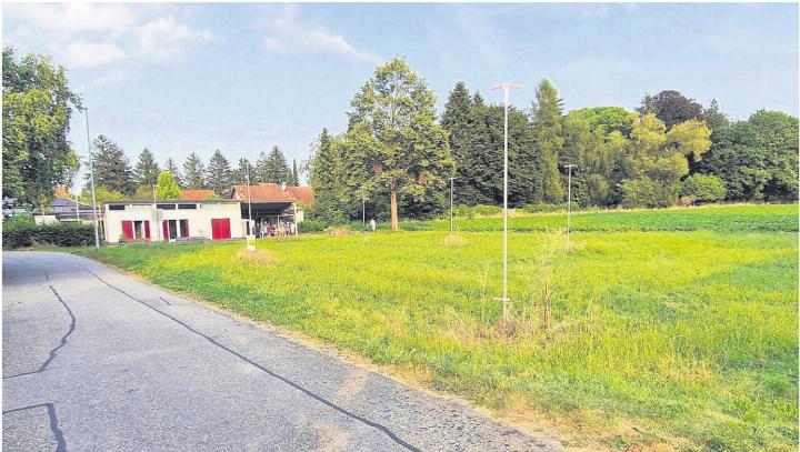 Auf diesem Areal will der Gemeinderat den neuen Doppelkindergarten errichten. In einem späteren Schritt ist gar der Ausbau zu einem Schulzentrum geplant. Bild: Archiv