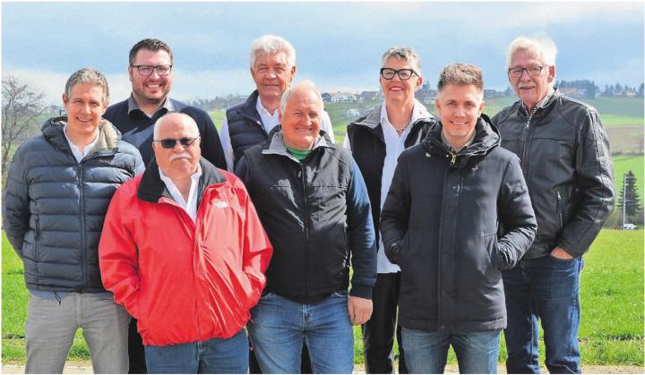 Der GP Mutschellen  hat sich zum überregionalen Aushängeschild entwickelt, das die Geschichte der Mobilität für alle Generationen anfassbar macht. Acht von elf OK-Mitgliedern: (hinten von links) Roger Müller, Pascal Baur, Stefan Baur, Renate Vonesch und Bernhard Taeschler. (Vorne von links) Lieni Füglistaller, Bruno Hürlimann und Stephan Müller. 
Bild: Sabrina Salm