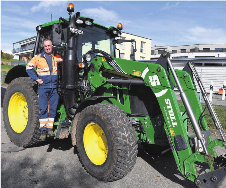 Für Stefan Stutz ist der neue Traktor nicht irgend ein Hilfsmittel. Er sollte mit auf das Foto zu seinem Interview. Bild: Verena Anna Wigger