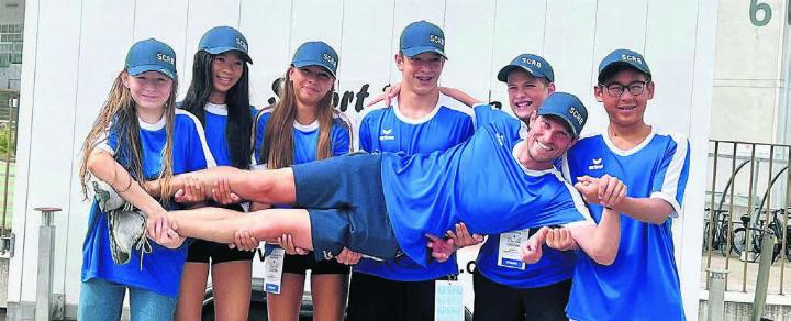 Starker Auftritt: Die sechs Bremgarter NSM-Teilnehmer und ihr Cheftrainer Sascha Wenzel. Bild: zg
