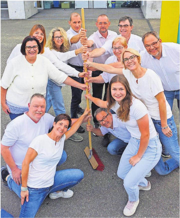 Mottotreu greift das OK zum Besen. Am Stiel von unten: André Käppeli, Urs Schneebeli, Steffi Sprenger, Lisa Heggli, Präsidentin Claudia Dober, Vreni Sidler, Rebi Schwitter, André Konrad, Simone Meier, Kari Suter, Nici Steiner, Beni Niederer und Roger Klausner. Mottotreu greift das OK zum Besen. Am Stiel von unten: André Käppeli, Urs Schneebeli, Steffi Sprenger, Lisa Heggli, Präsidentin Claudia Dober, Vreni Sidler, Rebi Schwitter, André Konrad, Simone Meier, Kari Suter, Nici Steiner, Beni Niederer und Roger Klausner.
