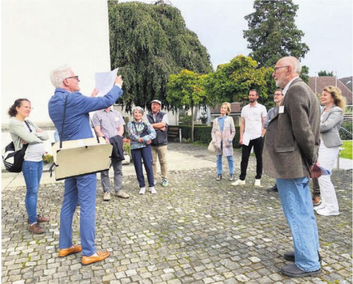 Denkmalpfleger Reto Nussbaumer wusste viel Spannendes zu berichten über die katholische Kirche St. Michael. Bilder: zg