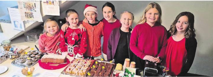 Sie dürfen sich freuen und sind überwältigt und stolz über ihren Auftritt und das grossartige Sammelergebnis, das sie für die Unicef-Sternenwoche erzielt haben: die sieben jungen Spendensammlerinnen aus Besenbüren und Bünzen. Bild: zg