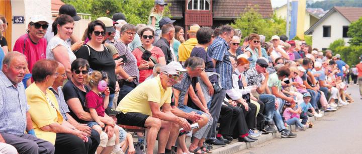 Dicht gedrängt warten die Zuschauerinnnen und Zuschauer auf die erste Musikformation am beliebten Paradewettbewerb. Bilder: Monica Rast