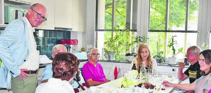 Pflegen ein gutes Verhältnis: die Spitex Freiamt und ihr einziger «pflegender Angehöriger». Hier am Gemeinschaftstisch der Spitex am Tag der offenen Tür. Bild: Archiv
