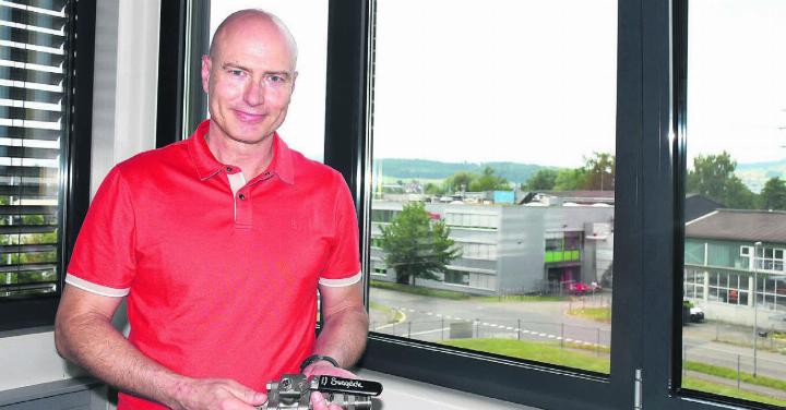 Thomas Freund, Inhaber und Geschäftsleiter der Arbor AG: Von seinem Büro aus sieht er das Werk 3 der Firma Oerlikon (Mitte), das bald zu seiner Firma zählen wird. Bild: dm