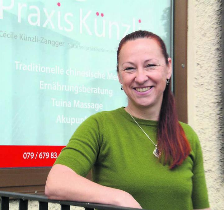 Seit Januar hat Cécile Künzli ihre Praxis im Haus der Ortsbürger am Schulweg – nur einen Steinwurf entfernt vom Gemeindehaus. In diesem möchte sie ab kommendem Jahr als Mitglied des Gemeinderates öfters zu Gast sein. 
Bild: Chregi Hansen