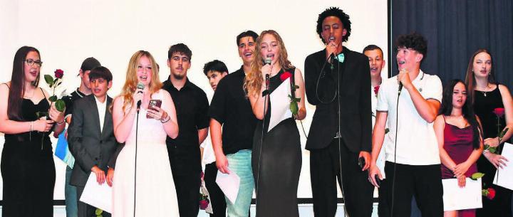 Die Klasse Real 3f von Cyrille Meier verabschiedet sich mit einem Lied von der Schulzeit. Bild: Monica Rast