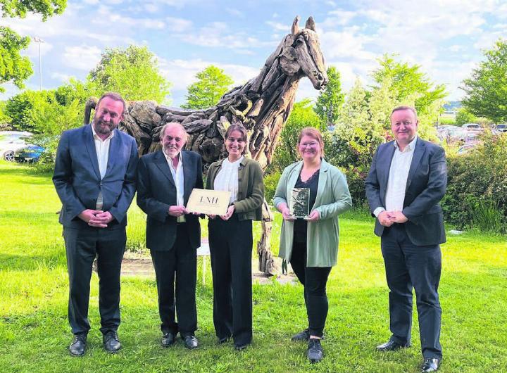 Zertifikatsübergabe vor dem bekannten Künstler-Pferd aus Schwemmholz (von links): François Muller (CEO LNH), Urs Bosisio (Direktor Reusspark), Franziska Held (COO LNH), Fabienne Diem (Leiterin Qualitätsmanagement Reusspark) und Paul Bannister (CPO LNH). Bilder: Walter Minder