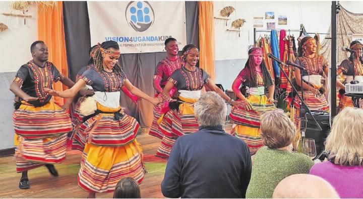 Die farbenfrohen und schwungvollen Tanzauftritte der ugandischen Tanzgruppe begeistern die Zuschauer. Bild: zg