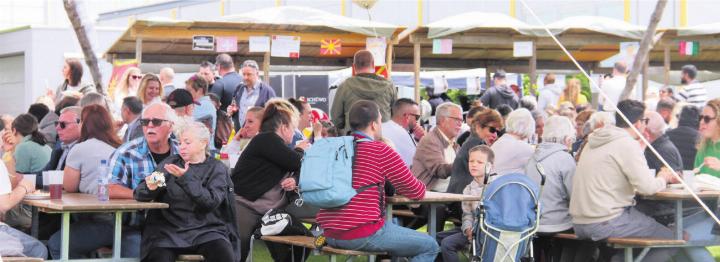 Zahlreiche Besucher geniessen die kulinarischen Spezialitäten und lassen sich von den Vorführungen verzaubern. Bilder: Monica Rast