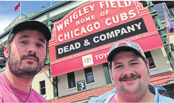 Adriano Meyer (links) und Pascal Schmider besuchten auf ihrer USA-Reise mehrere Konzerte von Dead & Company. Jetzt wollen sie den Spirit der legendären Grateful Dead nach Wohlen bringen. Bild: zg