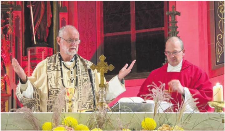 Auf Einladung des Hilfswerks «Kirche in Not» besuchte Pater Hans Joachim Lohre (links) unter anderem die Pfarrei Villmergen und feierte hier mit Pfarrer Hans Peter Menz eine Messe. Bild: zg