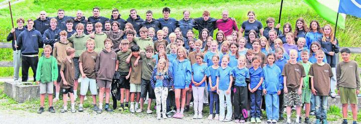 Aufstellen zum Gruppenbild: Jungwacht und Blauring erleben spannende Tage im Bündnerland. Bild: zg