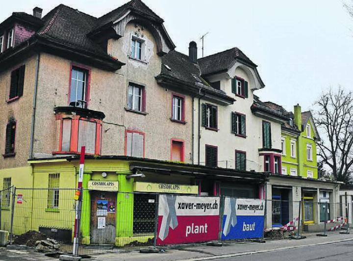 Die drei Häuser an der Bahnhofstrasse stehen kurz vor dem Abriss. 
Bild: mo