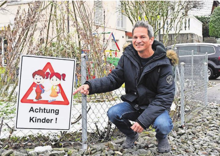 «Achtung Kinder»: Weil auf der Kesselackerstrasse und auf dem Schulweg Tempo 30 oft nicht eingehalten wird, hat Sam Hasan auf seinem Grund und Boden nun eine Warntafel errichtet. Bild: Daniel Marti