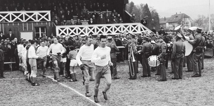 Eines der ganz grossen Highlights auf der Paul-Walser-Stiftung. Der FC Wohlen empfing am 23. Dezember 1961 die Young Boys Bern zum Cupspiel, das 0:1 verloren ging. Bild: Einmarsch des FCW mit Captain René Hänggi. Bilder: Archiv