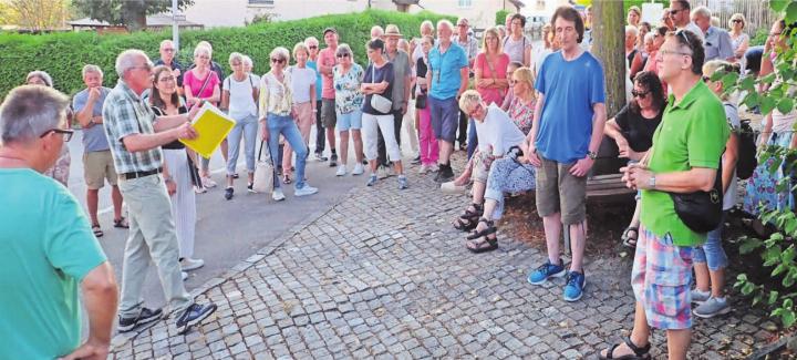 Der Dorfplatz lädt nicht nur zum Verweilen ein, sondern kann auch mit einigen Geschichten am Rundgang auftrumpfen. Bilder: Monica Rast