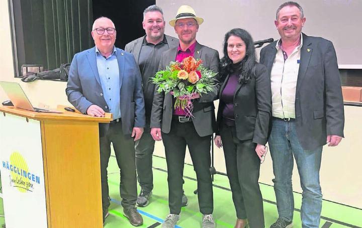 Peter Wyss wird an seiner letzten Versammlung von seinen Gemeinderatskollegen gewürdigt und verabschiedet (von links): Ammann Franz Schaad, Röbi Wirz, Peter Wyss, Sonja Gass und Vizeammann Ruedi Schmid. Bilder: Britta Müller Peter Wyss wird an seiner letzten Versammlung von seinen Gemeinderatskollegen gewürdigt und verabschiedet (von links): Ammann Franz Schaad, Röbi Wirz, Peter Wyss, Sonja Gass und Vizeammann Ruedi Schmid. Bilder: Britta Müller