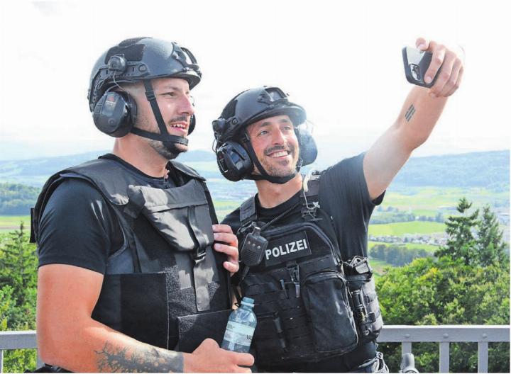 Wieder eine Etappe erfolgreich geschafft. Die beiden angehenden Polizisten schiessen auf dem Maiengrünturm ein Erinnerungsbild, nachdem sie diesen mit der schweren Ausrüstung bestiegen haben. Bild: Chregi Hansen