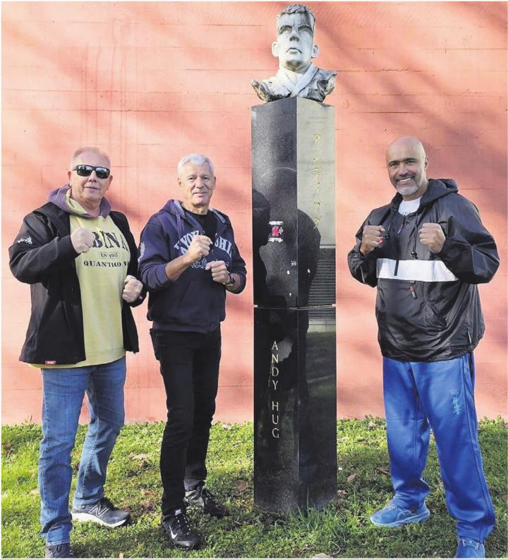 Vor der Gedenkstätte von Andy Hug. Von links: Eddy Gabathuler, Heinz Muntwyler und Francisco Filho. Bild: zg Vor der Gedenkstätte von Andy Hug. Von links: Eddy Gabathuler, Heinz Muntwyler und Francisco Filho. Bild: zg