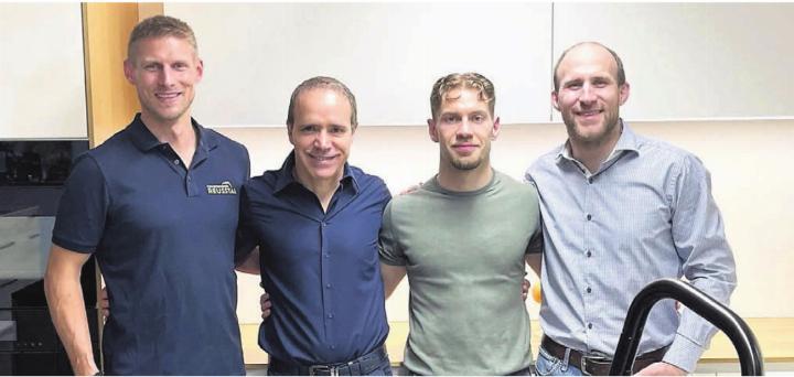 Präsident Pascal Hufschmid mit Rocco und Roy Cipriano und Vorstandsmitglied Martin Nietlispach, der als ehemaliger Weltklasse-Judoka die zwei Kampfsportler für den Abend gewinnen konnte (von links). Bild: zg