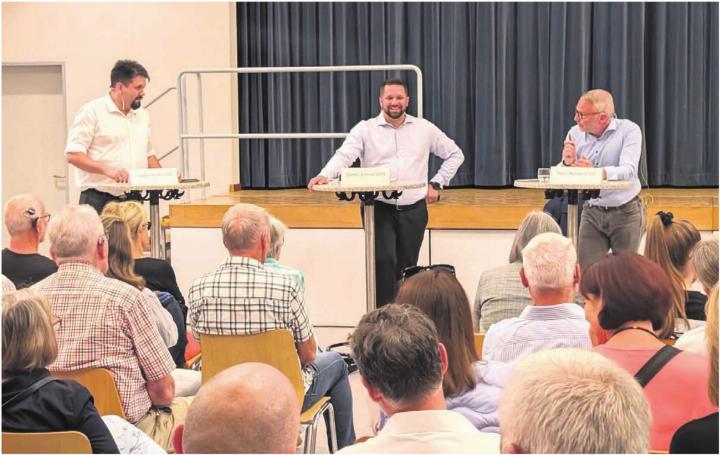 In der Runde der drei neuen Stadtratsaspiranten um Claudio Müller (SVP), Sandro Schmid (GLP) und Peter Werder (FDP) wurde eifrig diskutiert – und zuweilen auch mit- und über einander gelacht. 
Bilder: Marco Huwyler