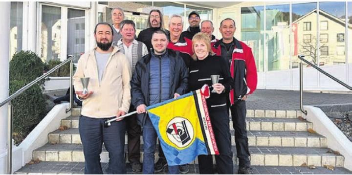 Die Wohler Gruppe am Morgarten-Pistolenschiessen, hinten (v. l.): Sepp Steinmann, Pascal Senn, Uemit Arikolu. – Mitte: Sepp Huser, Louis Corboz, René Leiser, Patrik Hunn. – Vorne: Yasin Oener mit Becher, Thomas Vock, Martha Huber mit Becher.