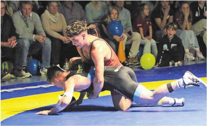 Saya Brunner (oben) gehört bei der RS Freiamt schon seit Jahren zur ersten Mannschaft. Dabei ist er erst 20 Jahre alt. Die vielen jungen Ringer bei den Freiämtern lassen optimistisch in die Zukunft blicken. Bild: Josip Lasic