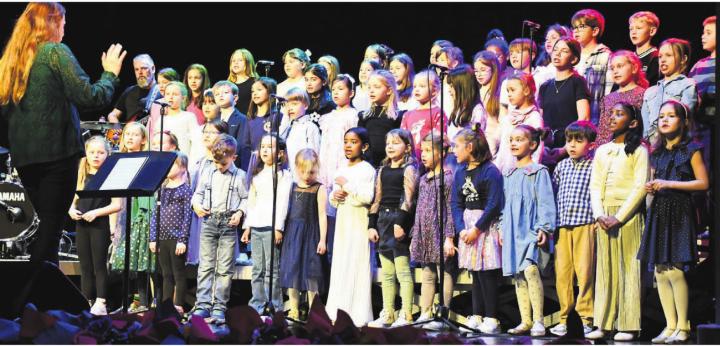 Die Stimmperlen und Vocalines unter der Leitung von Prisca Zweifel sind mehr als erfrischend.
Bilder: Monica Rast