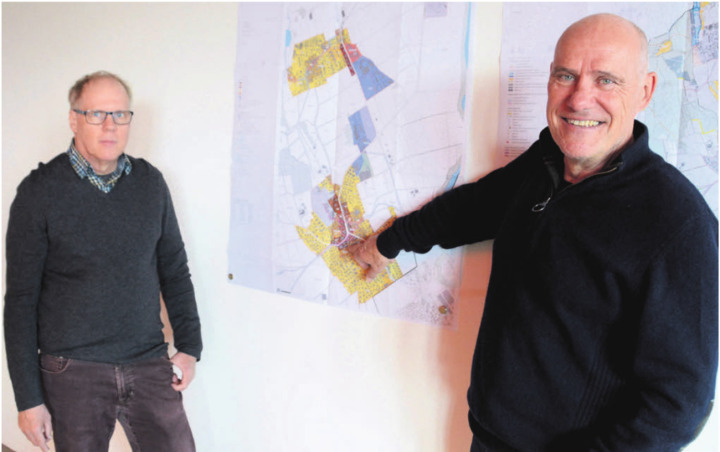 Das Zentrum aufwerten, das ist ein Ziel der laufenden Gesamtrevision Nutzungsplanung. Ammann Norbert Ender (rechts) und Planer Paul Keller sind überzeugt, dass die vorgelegten Pläne eine gute Basis dafür legen. Bild: Chregi Hansen Das Zentrum aufwerten, das ist ein Ziel der laufenden Gesamtrevision Nutzungsplanung. Ammann Norbert Ender (rechts) und Planer Paul Keller sind überzeugt, dass die vorgelegten Pläne eine gute Basis dafür legen. Bild: Chregi Hansen