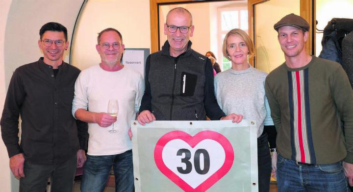 Ihr gemeinsamer Einsatz für Tempo 30 auf allen Gemeindestrassen ist von Erfolg gekrönt. Von links: René Neiger (Vereinigung wohnliches Muri Dorf), Ueli Frey (Mitte), Stefan Staubli (Muri Energie Forum), Nicole Laubacher (SP) und Cornel Stöckli (GLP). Bild: Thomas Stöckli