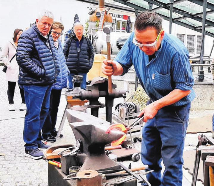 Immer wieder ein faszinierendes Spektakel: der Hufschmied über der alten Post. Bilder: Marco Huwyler