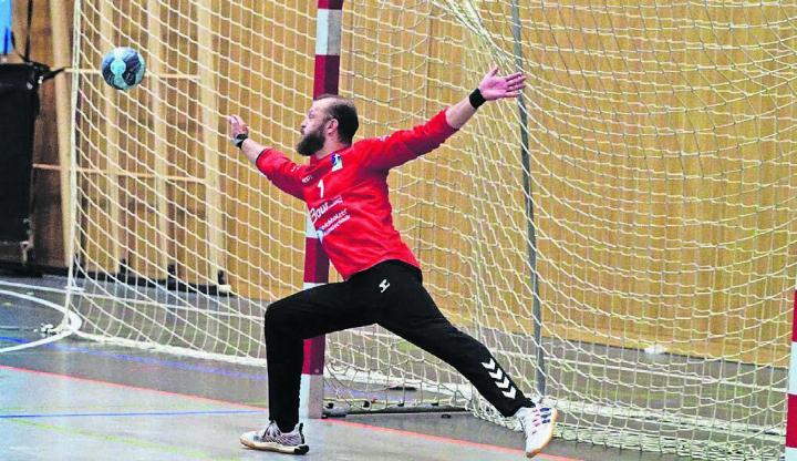 Goalie Ricardo Barbian und der HC Mutschellen feiern nach dem Aufstieg den zweiten Sieg im dritten Spiel. Bild: Archiv/ch