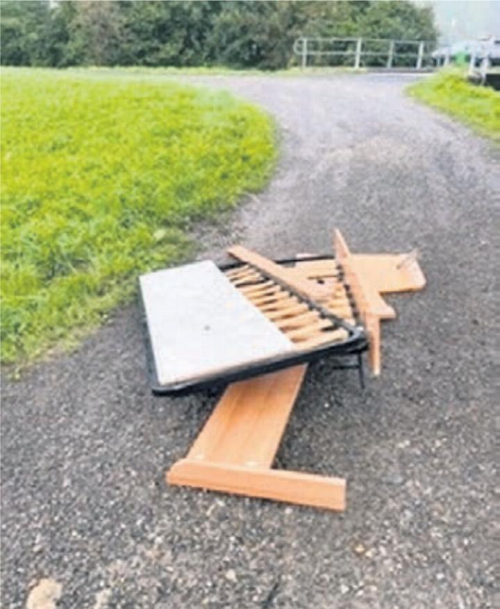 Lattenrost und Bett wurden beim Pumpwerk Vorder-Erlen entsorgt. Bild: gk