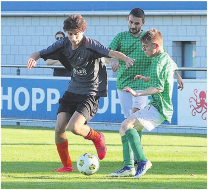 Zwischen den Mitgliedern des FC Fortuna Integra (dunkle Trikots) und der Ponte Kickers (grüne Trikots) wurde engagiert um jeden Ball gekämpft.