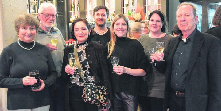 Auf die Veränderung wurde das Glas erhoben: Elsbeth Biri (links) und Peter Hauser (rechts) verlassen den Vorstand der VHSOF. Dieser wird neu von Mani Pfulg, Monique Vogt, Alexander Strebel, Linda von Euw und Sandra Huber (von links) geleitet. Bild: Celeste Blanc