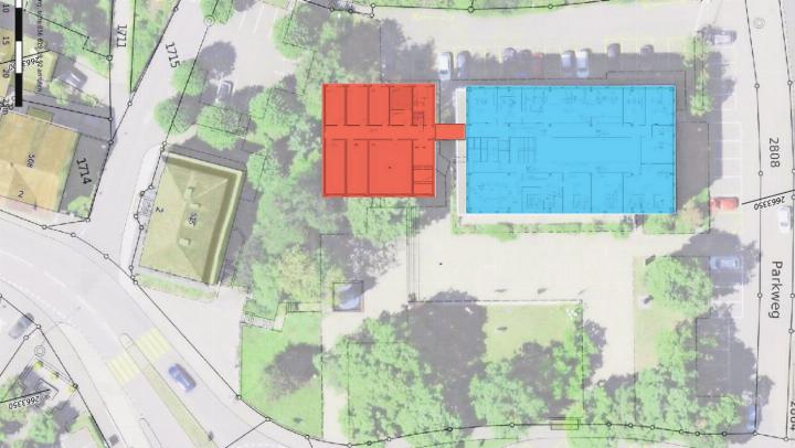 Vielfältige Problemlösung: Das Gemeindehaus (blau) soll mit einem Modulbau (rot) ergänzt werden. Das Bild zeigt eine mögliche Standortvariante. Links die Liegenschaft Bankweg 2 mit der Gemeindebibliothek.
Bild pd