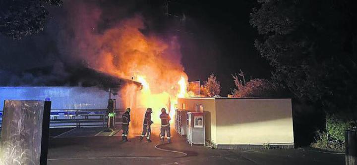 Der Brand bei der Tankstelle hätte verheerende Folgen haben können. Bilder: pz